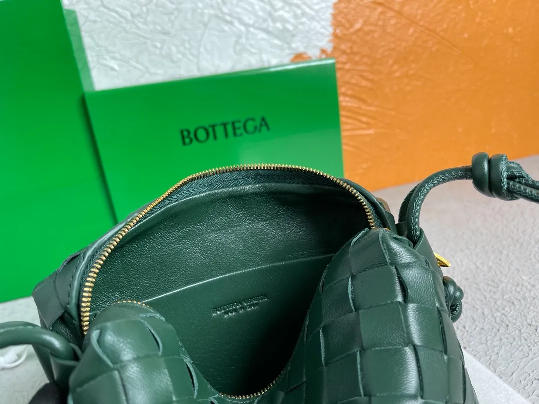 Batch 1160 BOTTEGA VENETA/Bottega 2021 new women's POUCH crossbody bag clutch, lntfecciato woven leather crossbody mini handbag, single internal open pocket, zipper closure, computer embroidered leather shoulder strap can be adjusted in length, model: 9896 Color: Raintree Green Origin: Italy Size: 17*12*8